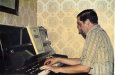 En casa de Carmelo Etxegarai tocando el piano